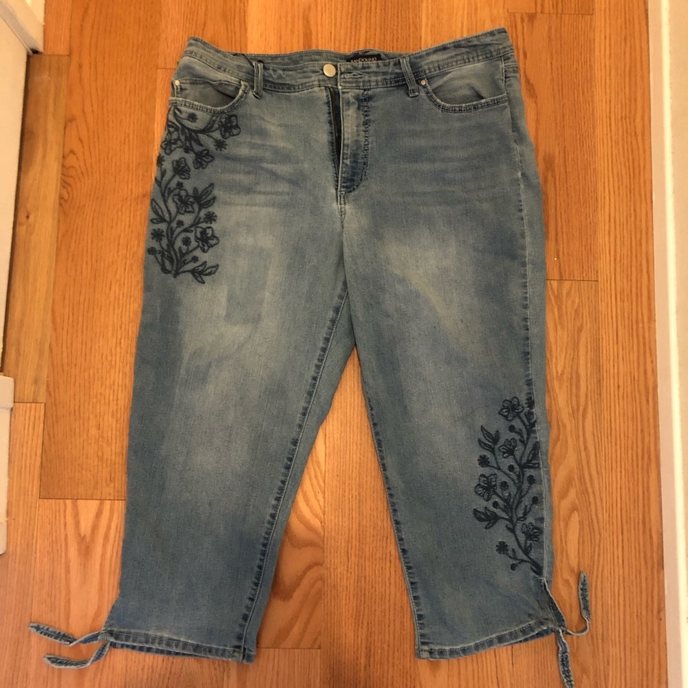 Y2K Embroidered Capri Jeans